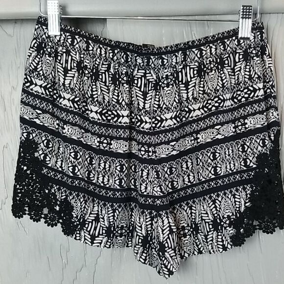 🖤5/$20🖤 NEW..FOREVER 21 black & off white shorts - Picture 5 of 8